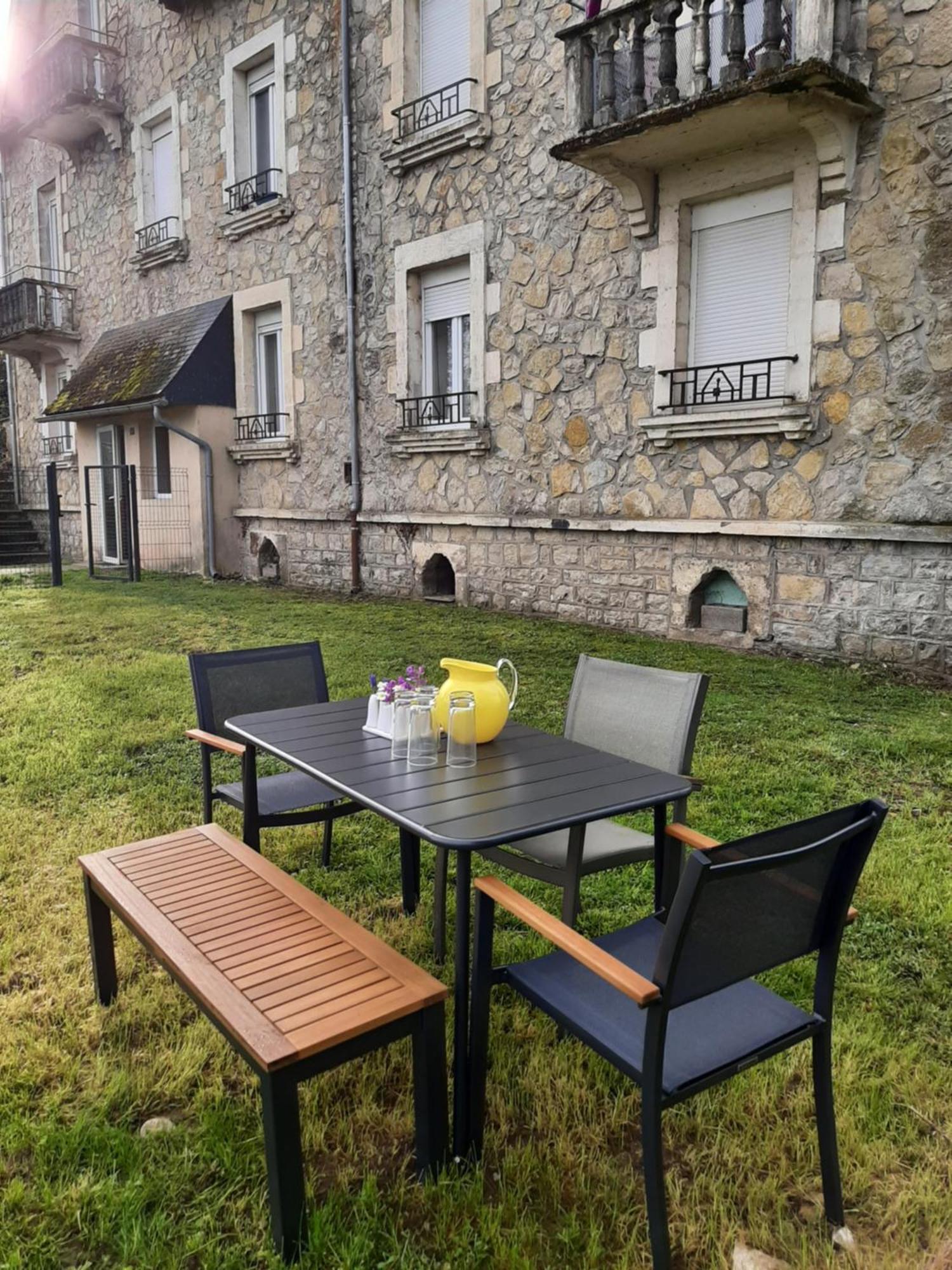 Grand Appartement Avec Jardin Bretenoux Exterior photo