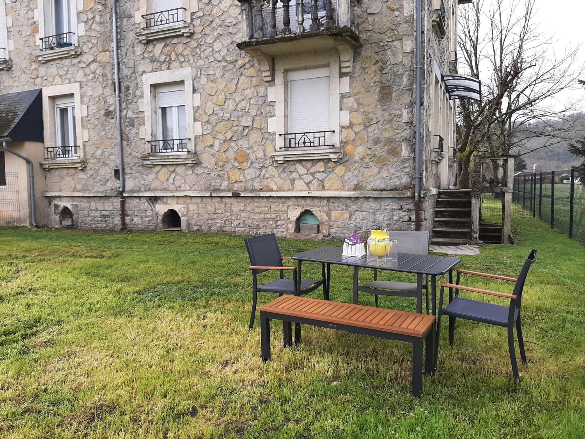 Grand Appartement Avec Jardin Bretenoux Exterior photo
